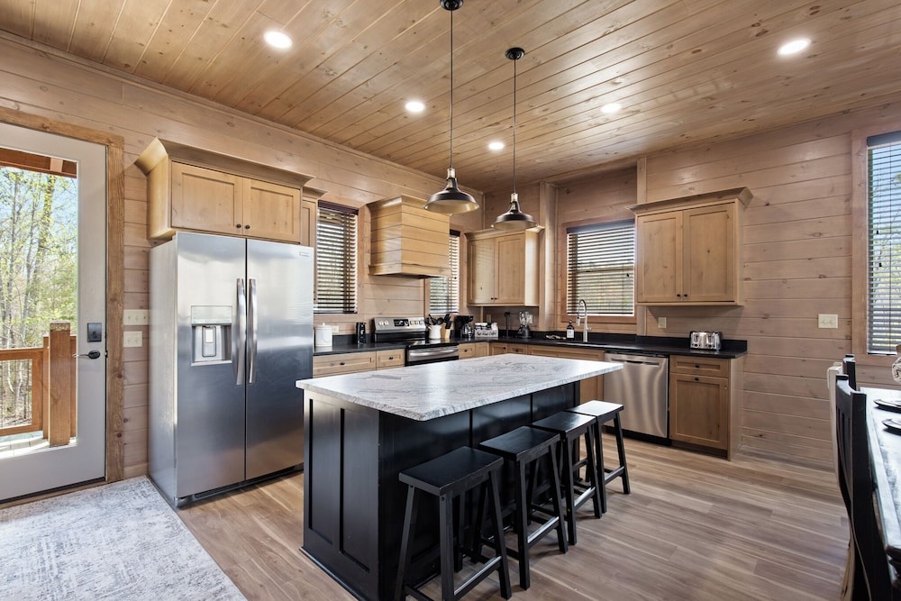 Smoky Poolside Chalet by Smoky Cove Resort — 4