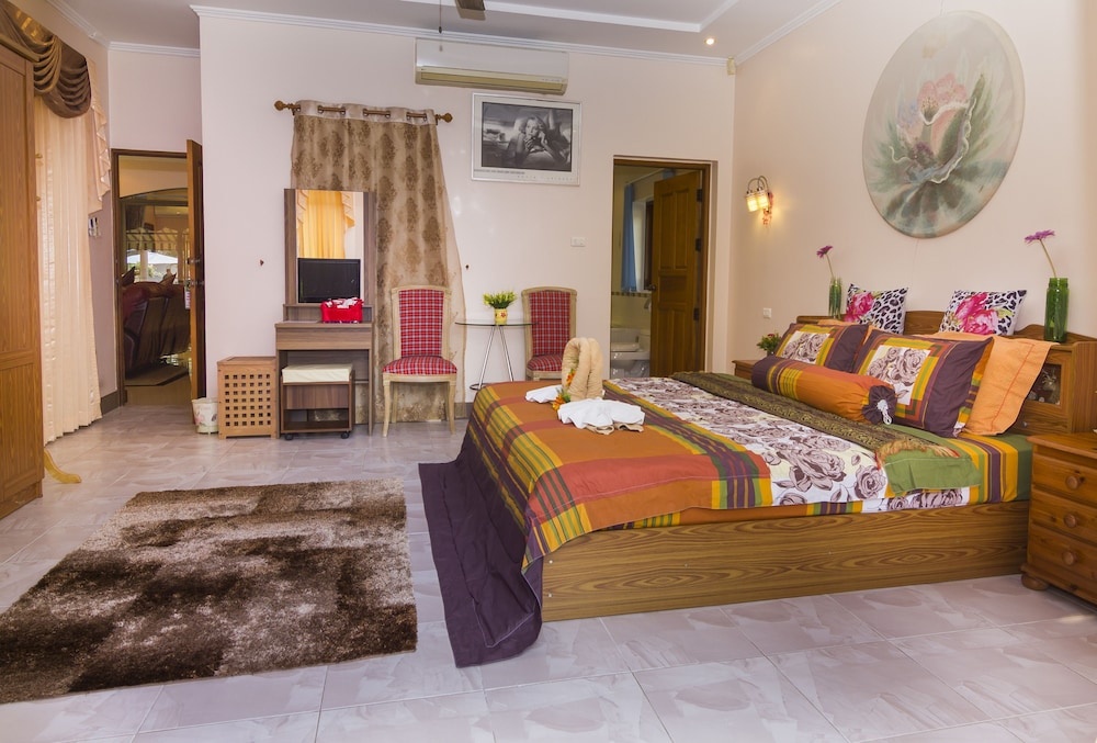 Relaxing Palm Pool Villa — 4