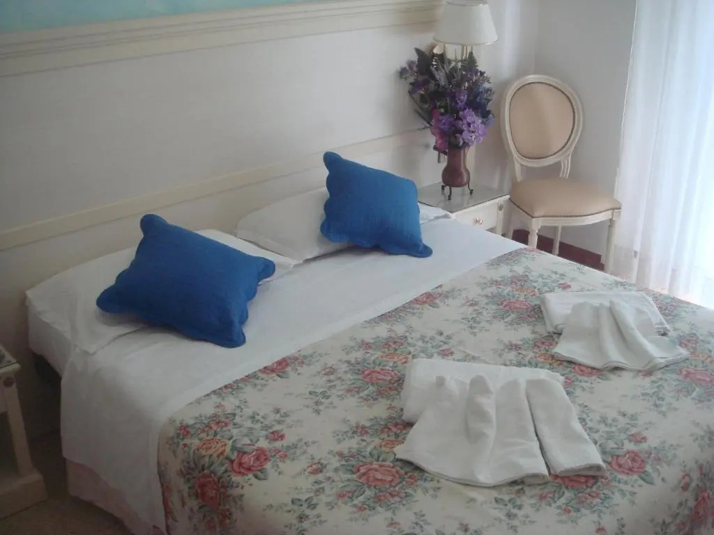 Double room (full double bed)