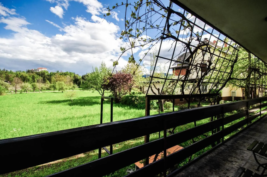 Deerwood-2-Storey Garden Apartment with Castle view Balcony