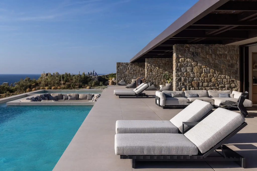 6 Bedrooms Villa