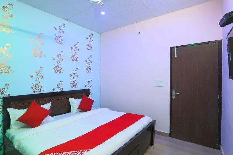 Blue Diamond Inn by OYO Rooms