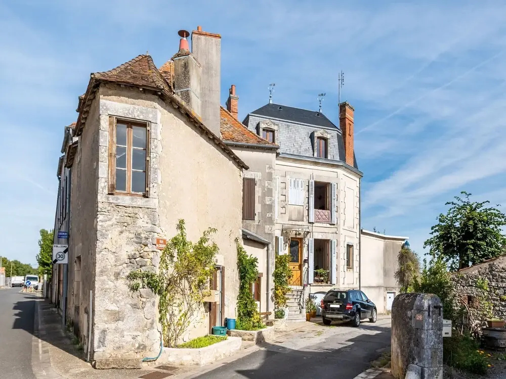 Former Train Station With Private Heated Swimming Pool & Fantastic Garden