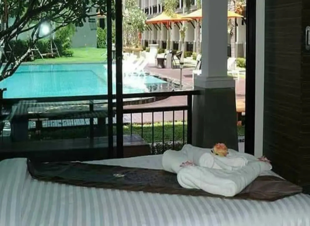 Deluxe Double room with pool view (full double bed)