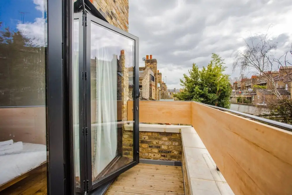 Spacious 1 Bedroom Apartment with Balcony Close to Tube