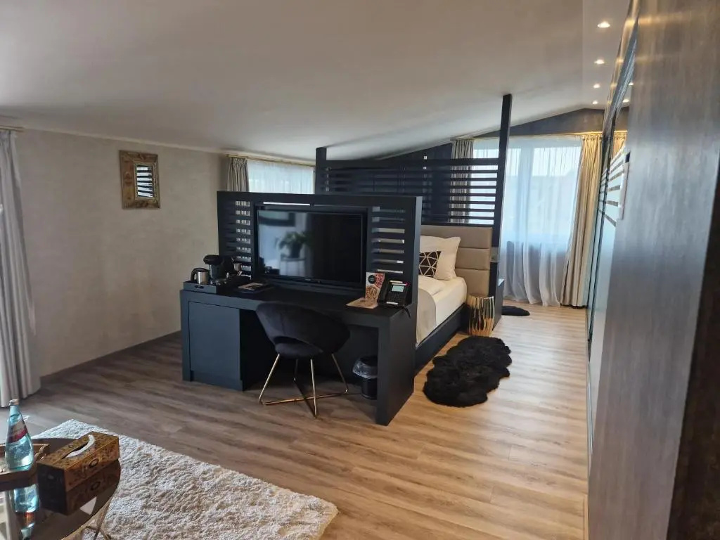 Deluxe Double Suite (full double bed)