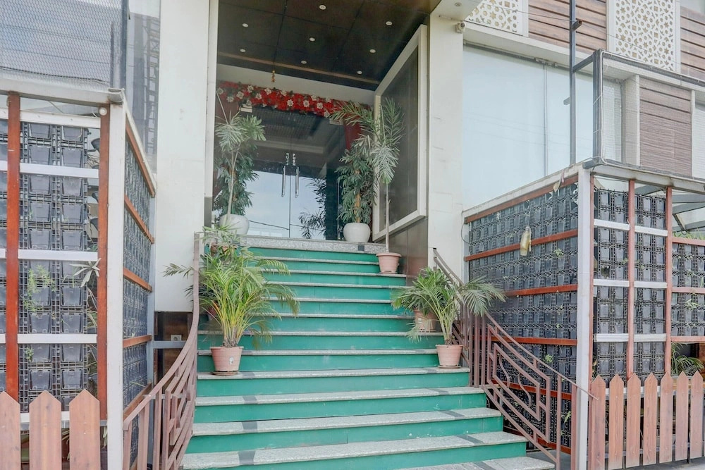 Deluxethe Golden Crown Hotel