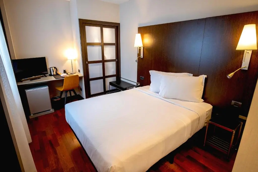 Interior (with natural light) Double room (full double bed)