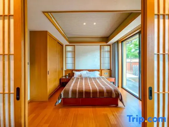 5 Bedrooms Villa