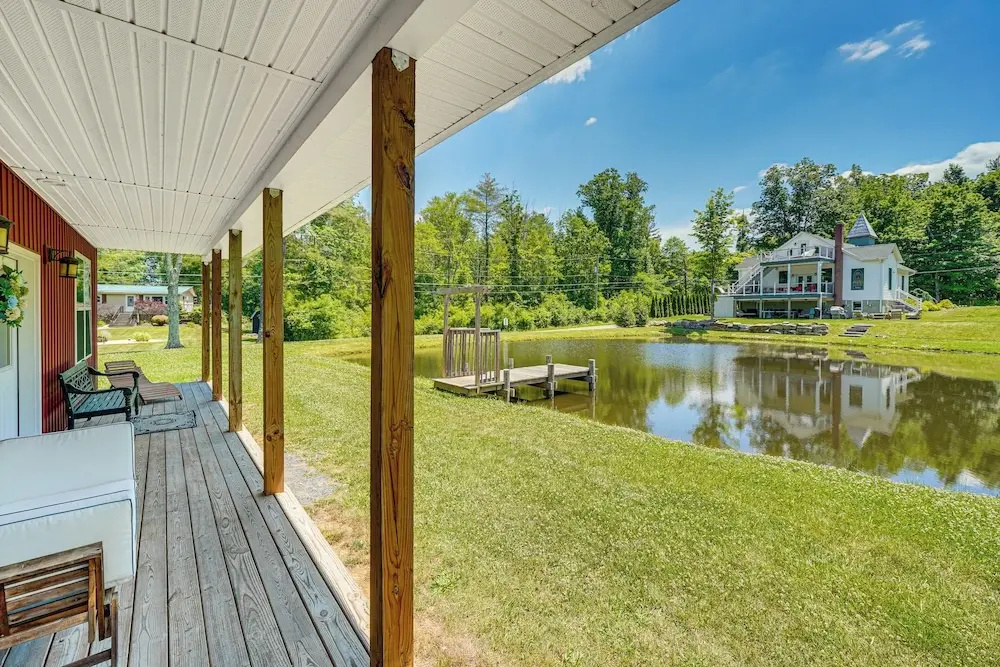 Close to Slopes: Lakeside Cottage in Pocono Mtns