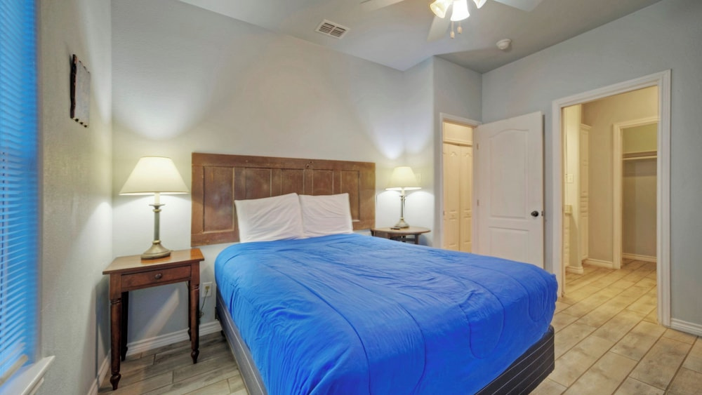 Sleeps 84, 9 Homes Private Boat Dock, Waterfront Pool, Views Laguna Village