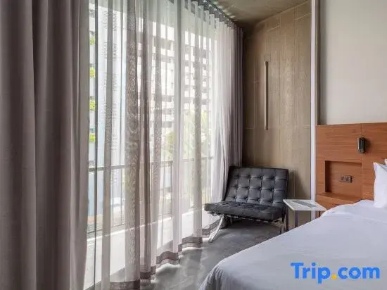Deluxe Double room with pool view (full double bed)