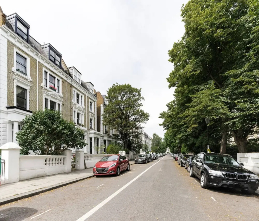 Entire Home: Chic & Cheery 1bed in Shepherd'S Bush