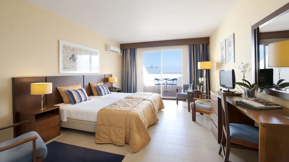 Double room with balcony and with sea view (twin beds)