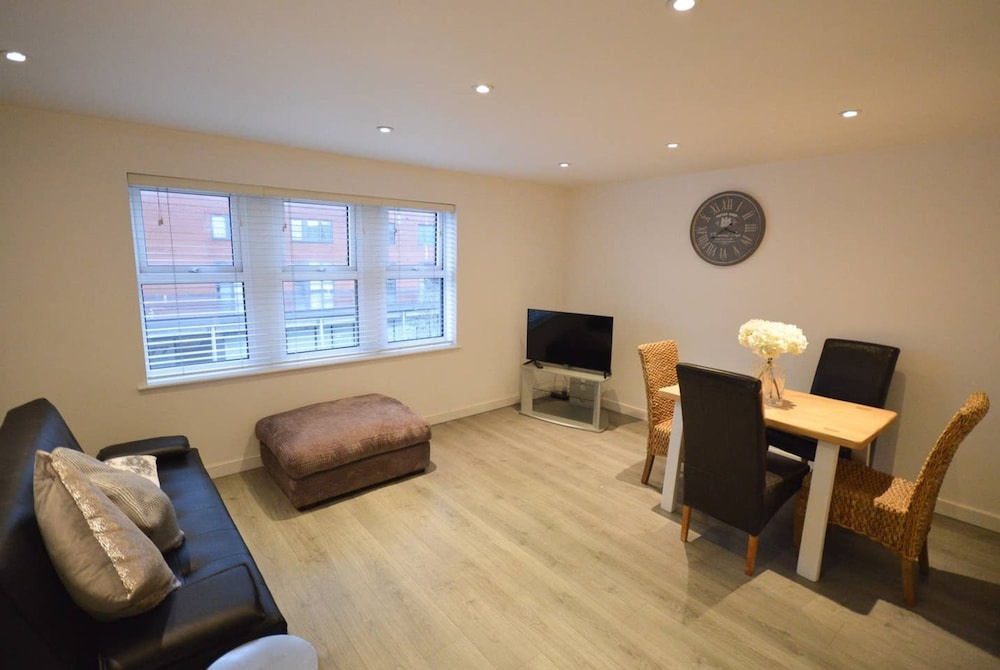 Spacious 2 Bed Flat With Parking In Bedminster