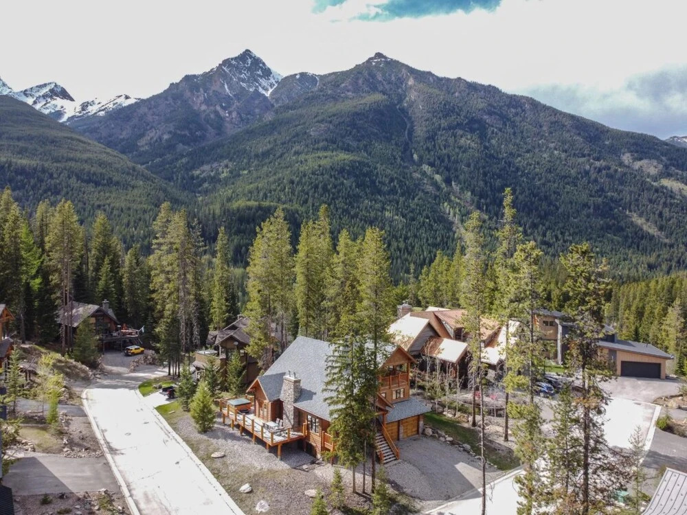 MODERN 4,500 sqft Ski Chalet: 5 Br + 6 Ba | Pool Table | Pool + PRIVATE Hot Tub