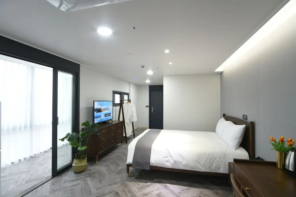 Deluxe Double room (full double bed)