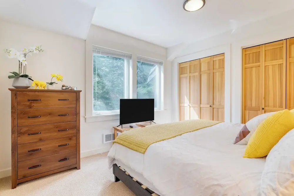 Walk to Beach + Relax in Hot Tub + Dine on the Deck Loli's Place by Avantstay