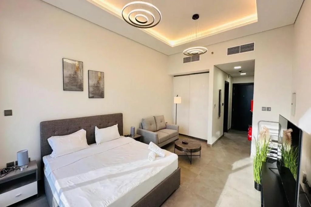 Upscale Apartment at Oval Tower Near Downtown with Balcony and Parking by Belvilla — фото
