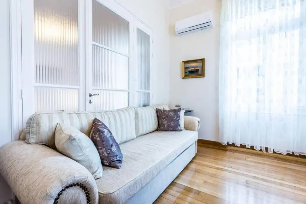 Neoclassical apartment with 3 bedrooms in Piraeus - фото 3