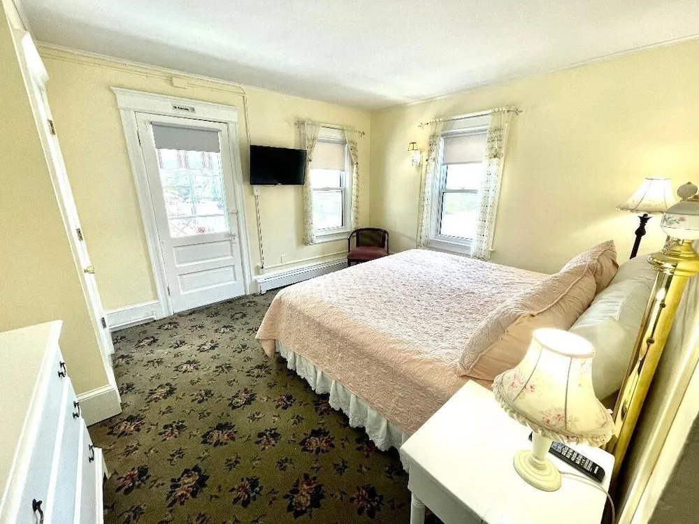 Deluxe Double room (full double bed)