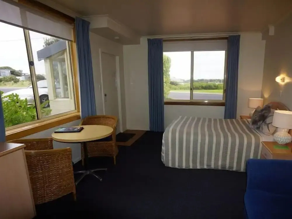 Basement Suite with harbour view