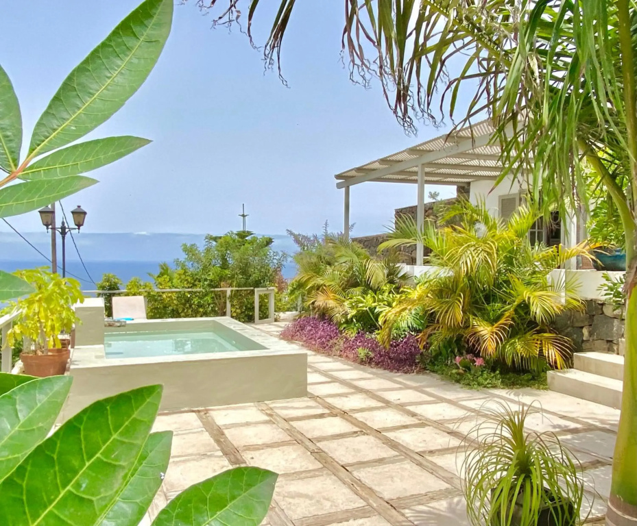 Exclusiva Casa Canaria con Magníficas Vistas al Mar