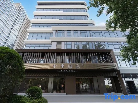 All Seasons Yichang Riverside Avenue River View Hotel