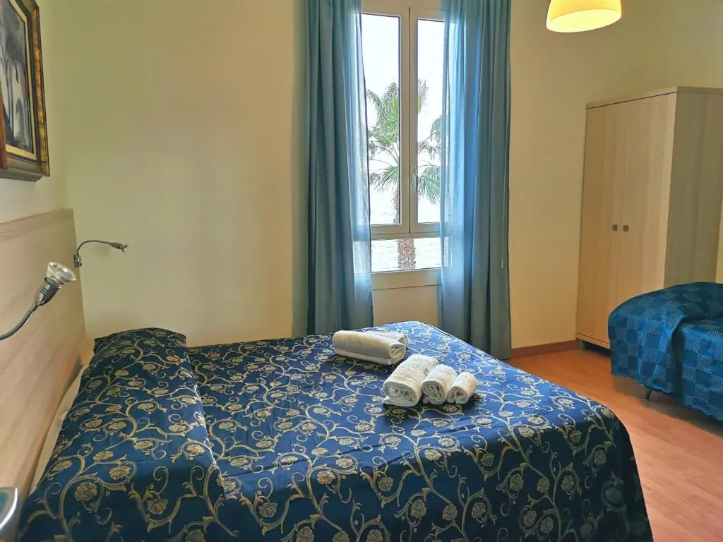 Standard Triple room with sea view