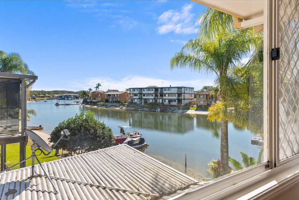 Family Friendly 2 Bed Flat With Balcony