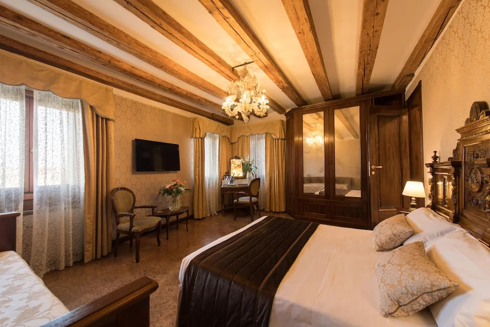 Junior Suite with canal view
