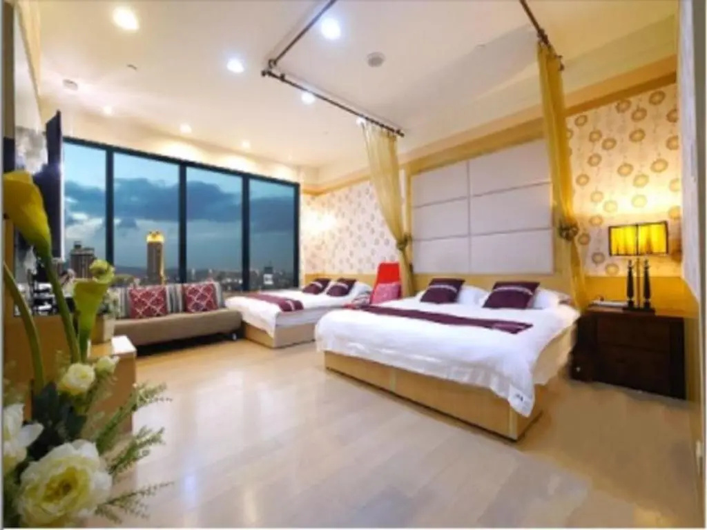 Standard Quadruple room with street view