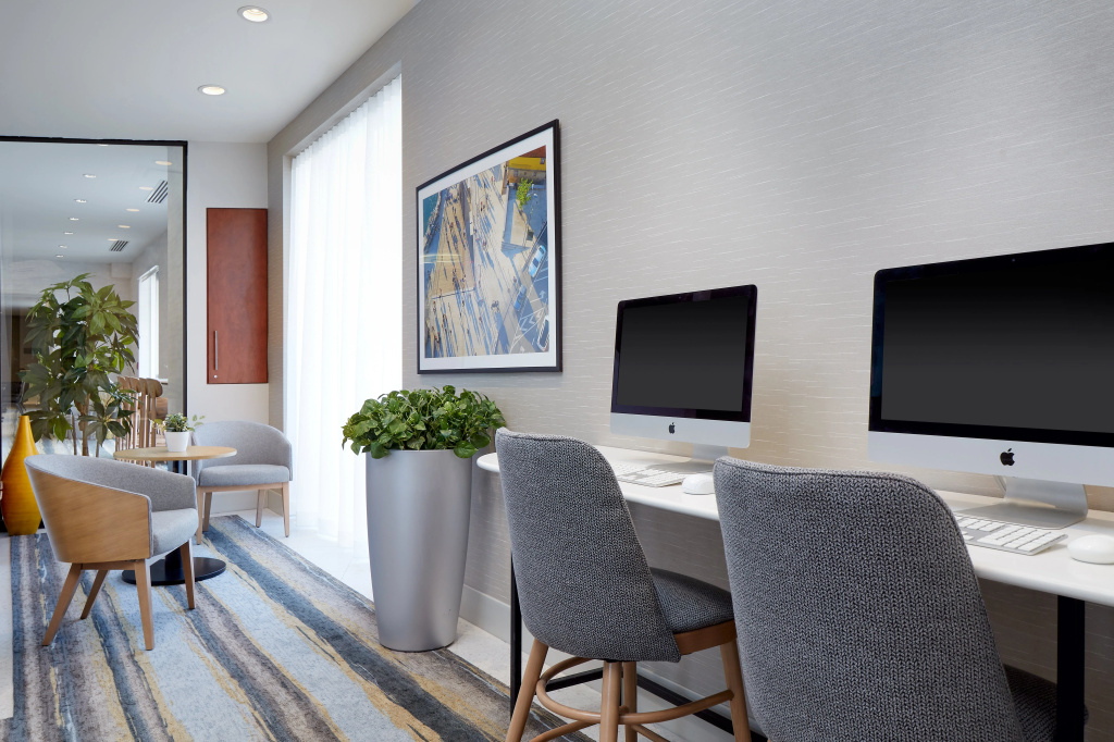 Holiday Inn & Suites Montreal Airport by IHG - Général