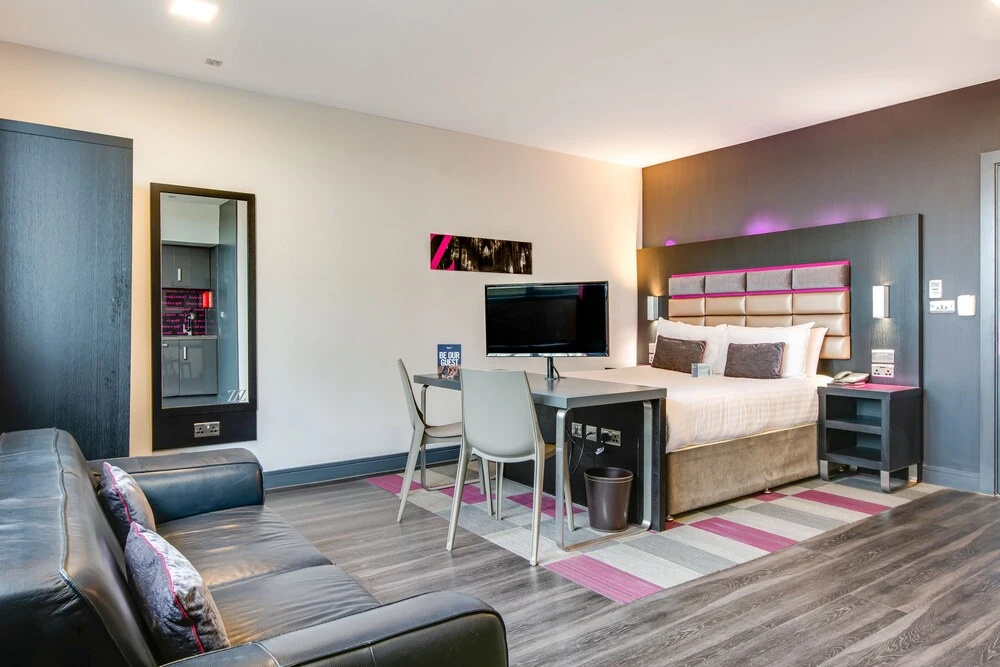 Roomzzz Chester City Room Type - Smart Double Studio (full double bed)