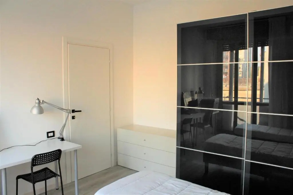 TheTechFlat-4people-2bedrooms-24Hours Self Check in - RedMetro Sesto Marelli Duomo Fiera - For professionals and remote workers 32inch Monitor and Desks optimized for laptop - No City tax required - great wifi - dishwasher, washing machine and microwave