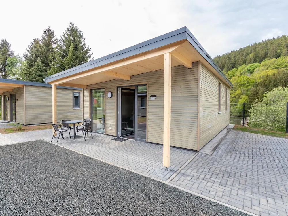 Moderner Bungalow am Kronenburger See mit Terrasse