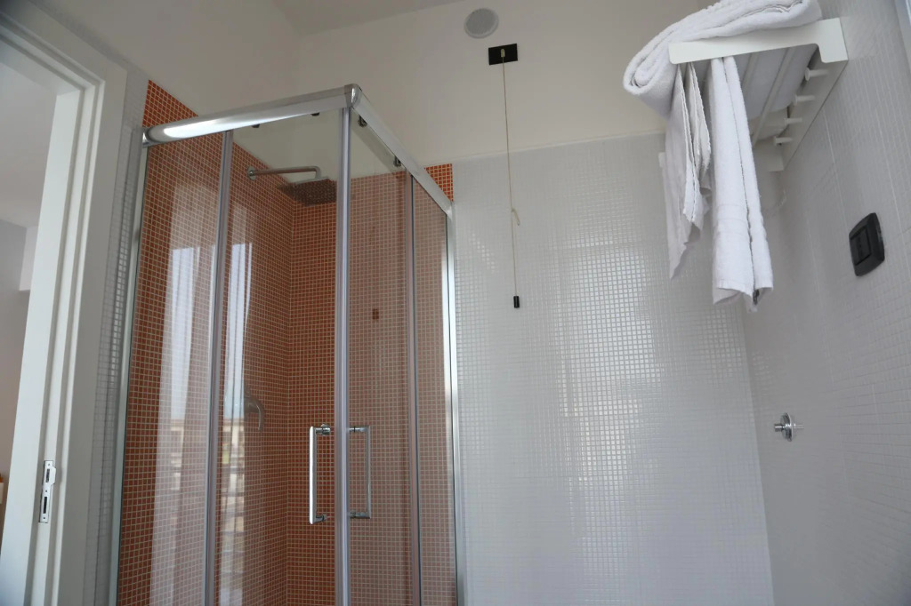 標準四人房，配有大床