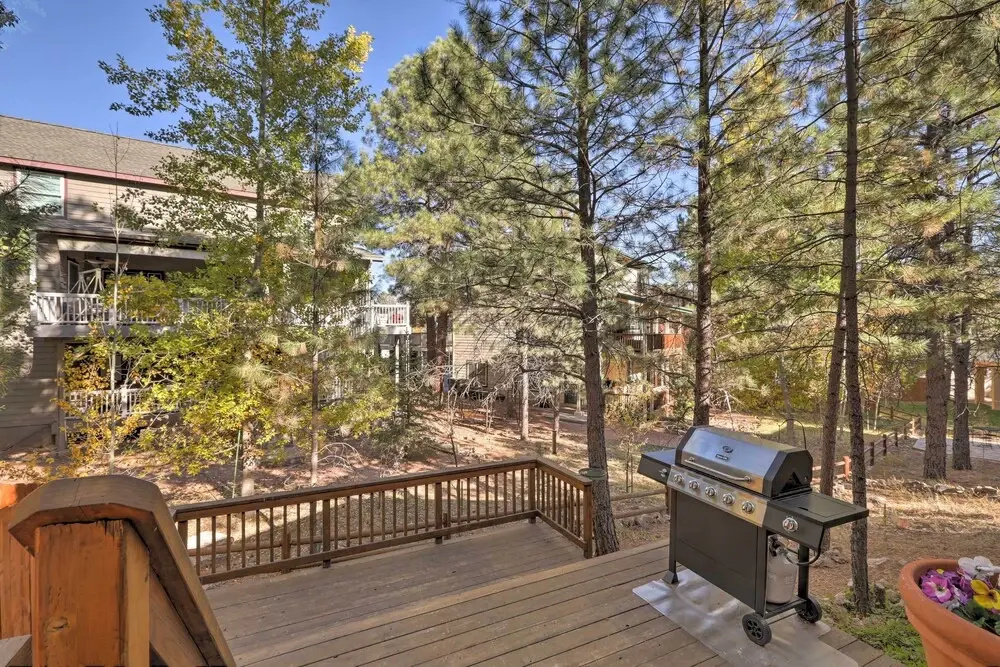 Rustic Cabin w/ Deck ~ 4 Mi to Old Town Flagstaff!