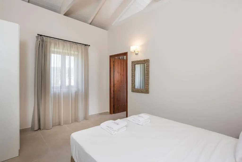 三間臥室附帶六人套房,配備全尺寸雙人床