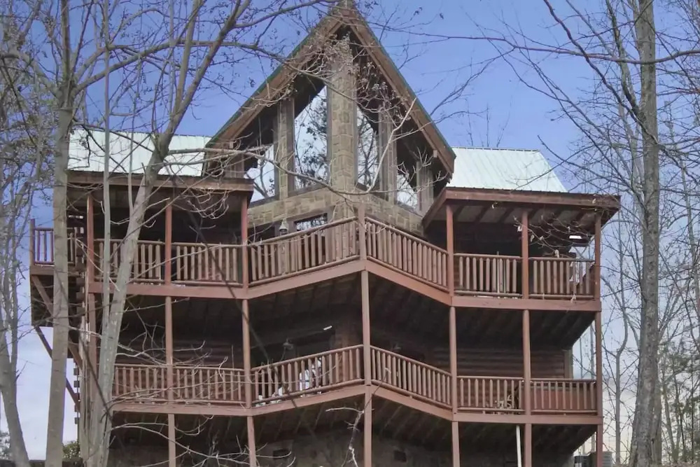 Smoky Treehouse Lodge #614