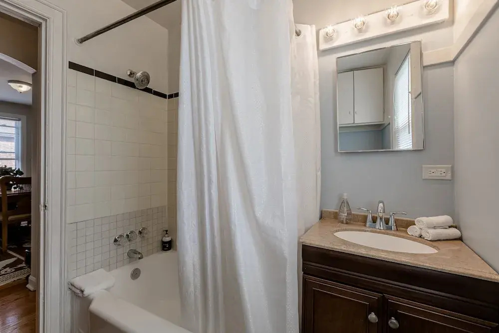 Bright and Charming 2 Bed Apartment in Evanston by AllSet Turnover - фото 8