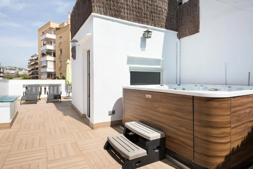 Sitges Spaces Beach House-4 bedrooms, 3 Bathrooms, Large Terrace, Jacuzzi, Center-Beach