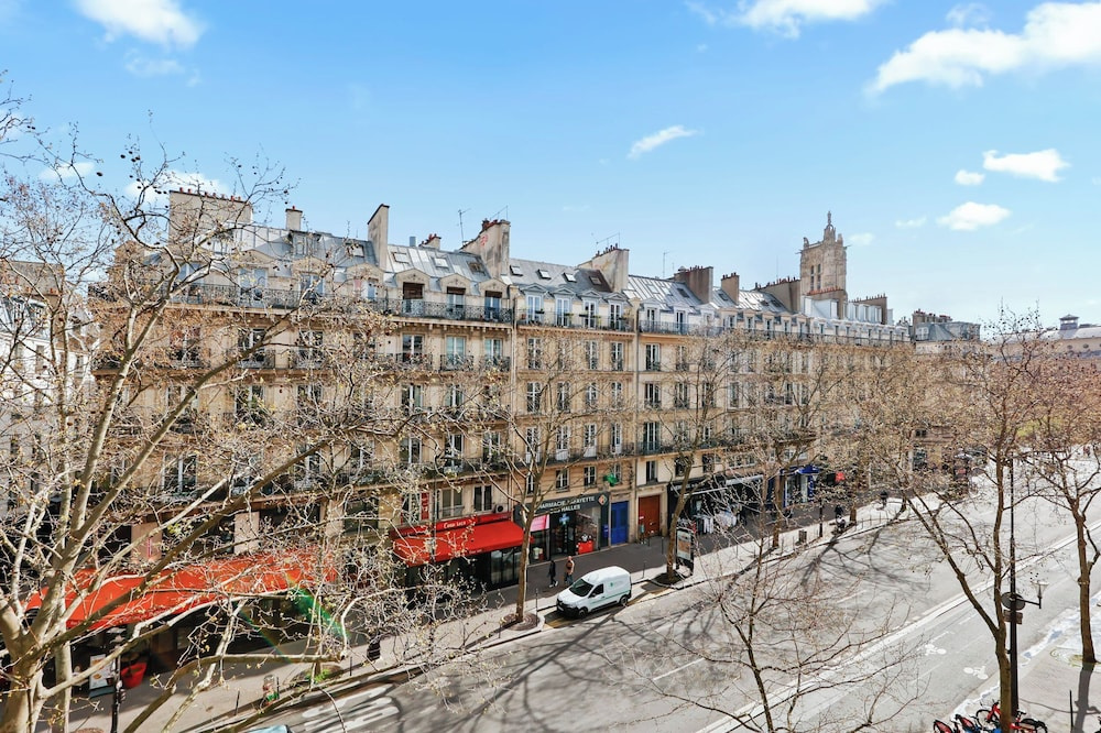 Elegant 2BR Steps to the Louvre