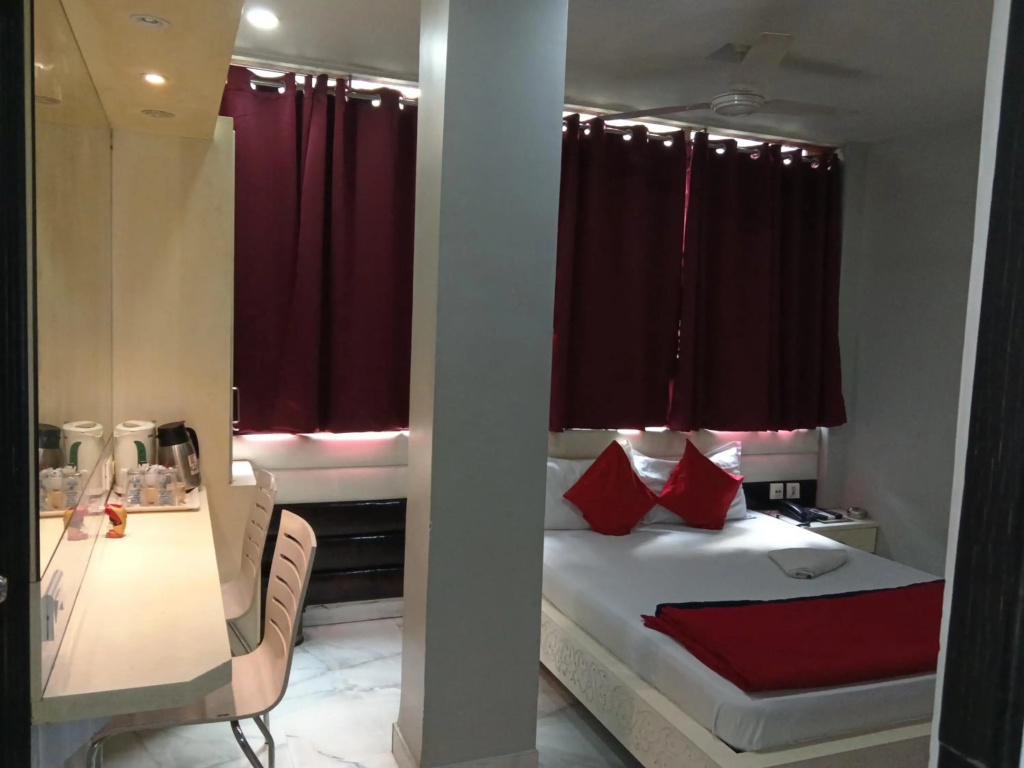 OYO 1483 Hotel Hiland Inn — 3