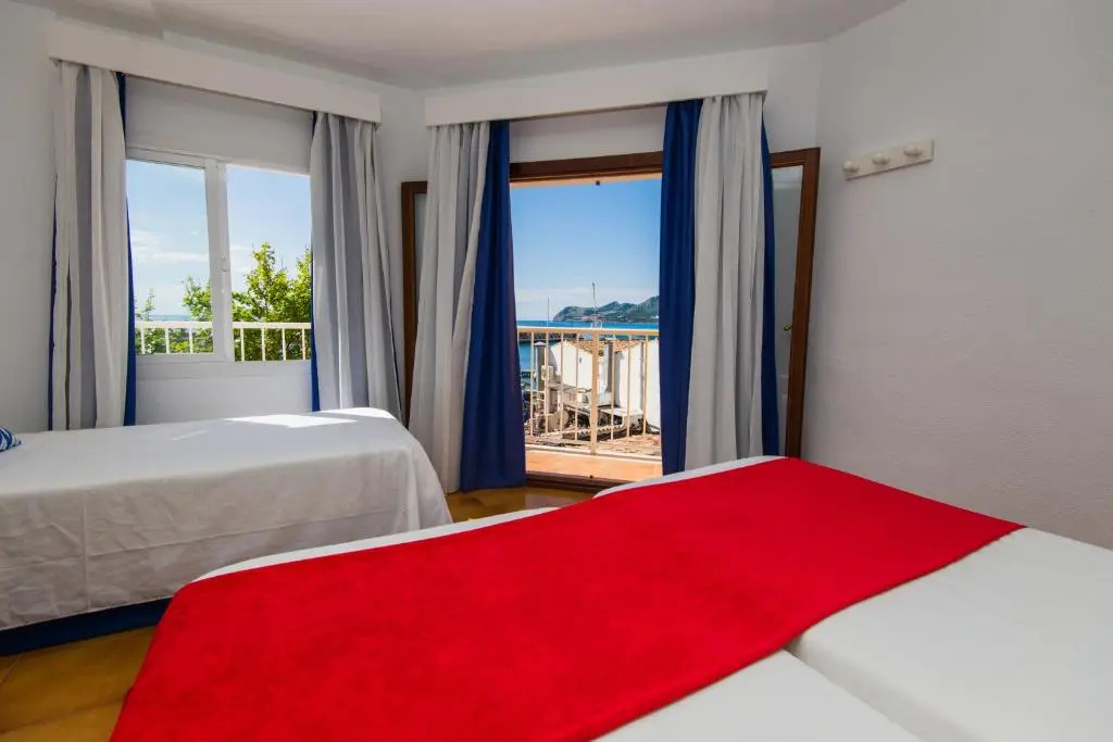 Standard Triple room with sea view