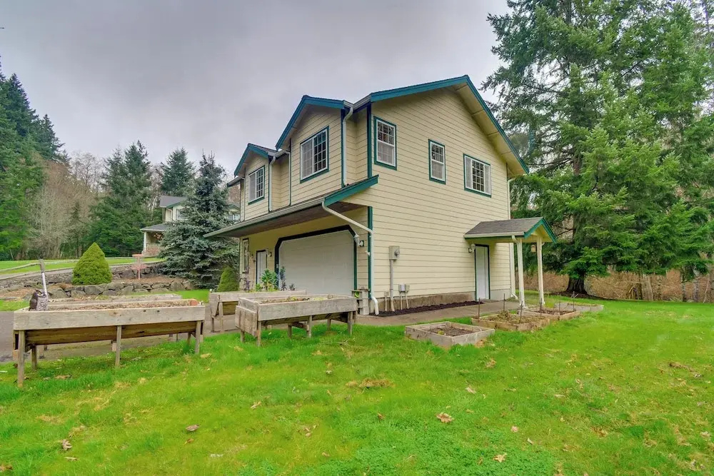 Central 4-acre Cottage w/ Deck: Walk to Bay!