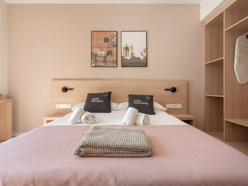 Отель Limehome Barcelona Carrer de Besalú 82 в Барселоне