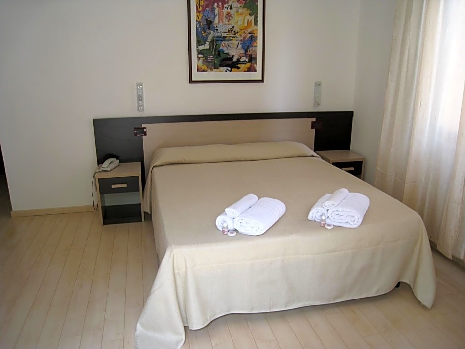 Hotel Canasta — 4