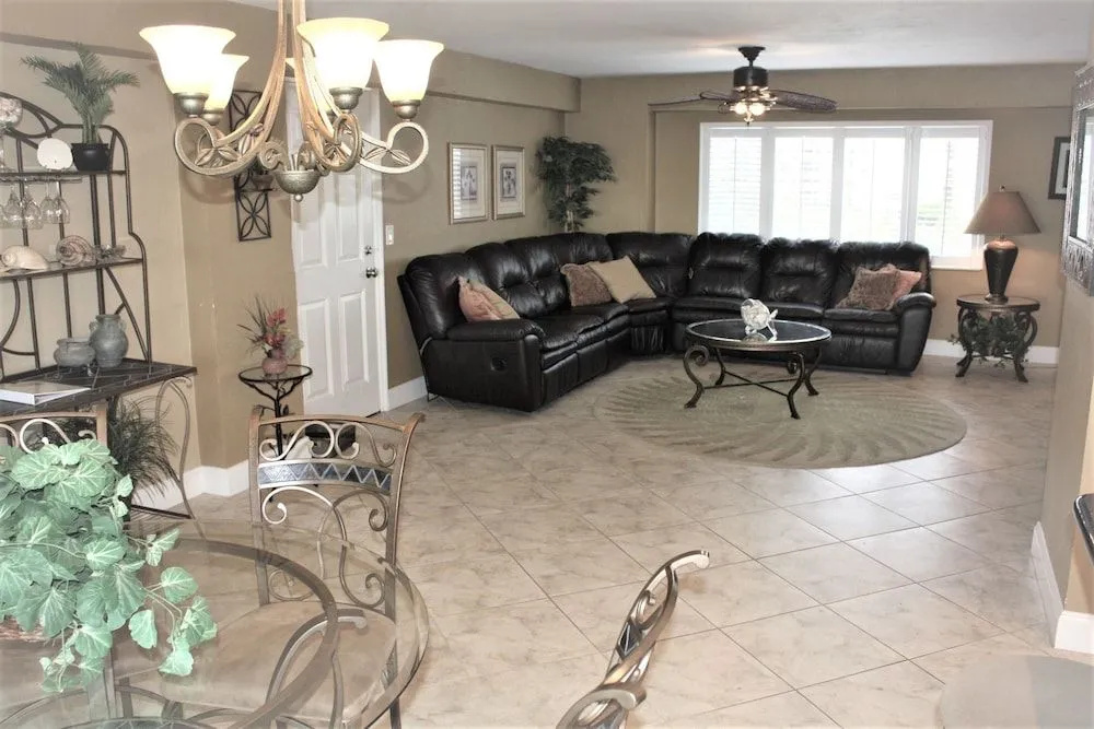 Jamaica Royale - 405 - 2 Br Condo