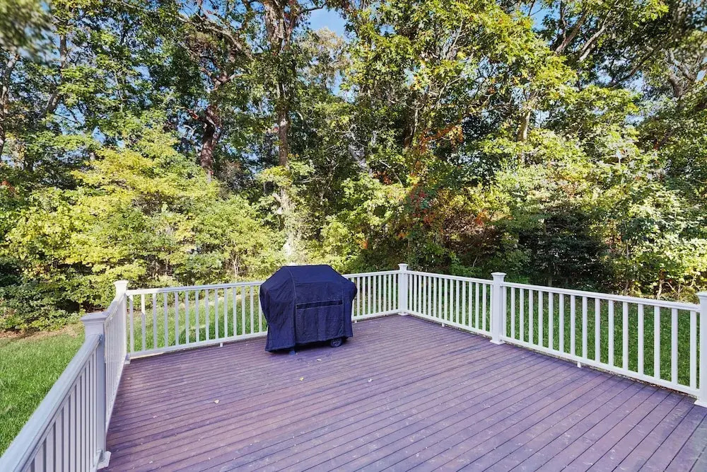 3BR House in Central Location w/ AC, Deck & Yard